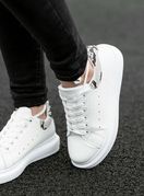 Žena u bijelim tenisicama