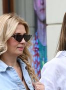 Zgodna dama u odvažnim salonkama modne kuće Bottega Veneta