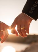 Par se drži za ruke