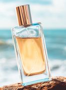 Bočica parfema u moru