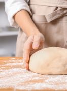 Žena mijesi tijesto za kruh