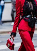 Kombinacija crvene i crne boje savršena je za vatrene lavice