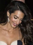 Amal Clooney u haljini koja se obavezno nosi bez grudnjaka - 2