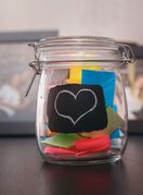 Poklon može biti staklenka s lijepim porukama ili uokvirena fotografija