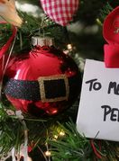 Ukras za bor s motivom iz filma Zapravo ljubav