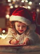 Djevojčica piše pismo Djedici