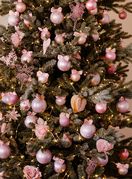 Pastelna ružičasta sve je češći odabir prilikom kićenja božićne jelke