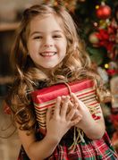 Dijete s božićnim poklonom