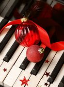 Klavir u božićnom ruhu