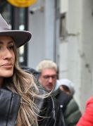 Ulična moda Muglerove traperice na zagrebačkoj špici - 1