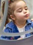 Djevojčica se gleda u ogledalo