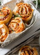 Pužići s ajvarom i sirom