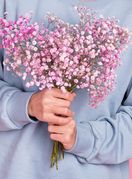 Žena drži cvijeće