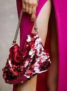 Blještava torbica sjajan je poklon za prijateljicu koja voli šljokice