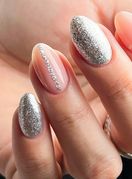 U blagdansko vrijeme mnogi vole šljokice na noktima