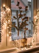 Božićne lampice mogu biti i na prozoru