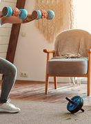 Žena vježba čučnjeve