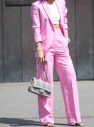 Ružičasto odijelo lijepo će se prilagoditi u razne proljetne prigode