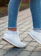 Žena u bijelim tenisicama