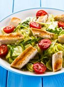 Salata s pečenom piletinom