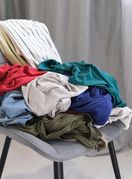 Stolica zatrpana odjećom