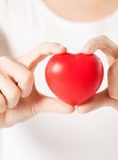Žena drži srce