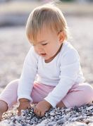 Dijete se igra s kamenčićima