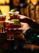 Žene nazdravljaju u noćnom klubu