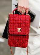 Jarka i vibrantna nijansa crvene boje jedan je od proljetnih trendova