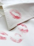 Muška košulja umrljana ružem