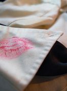 Muška košulja umrljana ružem