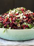 Ukusna salata s ciklom, crvenim zeljem i drugim zdravim namirnicama