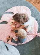 Iza brenda Verka stoje mama i kći