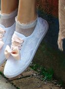 Shuzice su ručno oslikane tenisice iza kojih stoje Maja i Ljudmila - 15