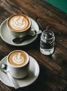 Šalica kave i čaša vode