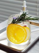 Čaša vode s limunom