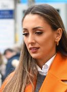 Ljepotica iz Zagreba u narančastom kaputu