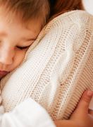 Dijete u majčinu zagrljaju