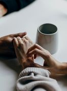 Par se drži za ruke