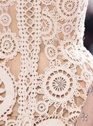 Model s revije visoke mode Jeana Paula Gaultier x Simone Rocha