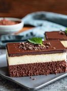 Kakao-kolač s kremom od kokosa i bijele čokolade