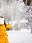 Žena uživa na snijegu