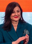 Sanja Musić Milanović u plavom odijelu nakon pobjede