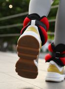 Žena hoda s utezima oko gležnjeva