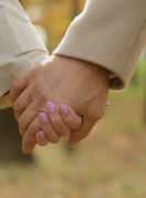 Žena i muškarac se drže za ruke