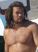 Jason Momoa na bazenu - 2