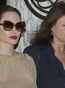Angelina Jolie sa svojom krsnom kumom, glumicom Jaqueline Bissett u Parizu - 2