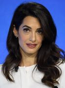 Amal Clooney u hlačama koje laskaju ženskoj figuri - 1