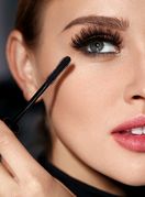 Žena nanosi maskaru