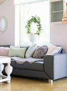 Stol, jastuci i ogledalo okruglog oblika